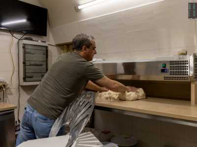 �Turisti qui ne vengono tanti - chiarisce Maria -, per� la pizzeria � rimasta quella di sempre, perch� mio marito Mauro vuole rimanere fedele alla storia. La sua famiglia aveva, e ha tutt�ora, un forno centenario: sono panificatori da generazioni�